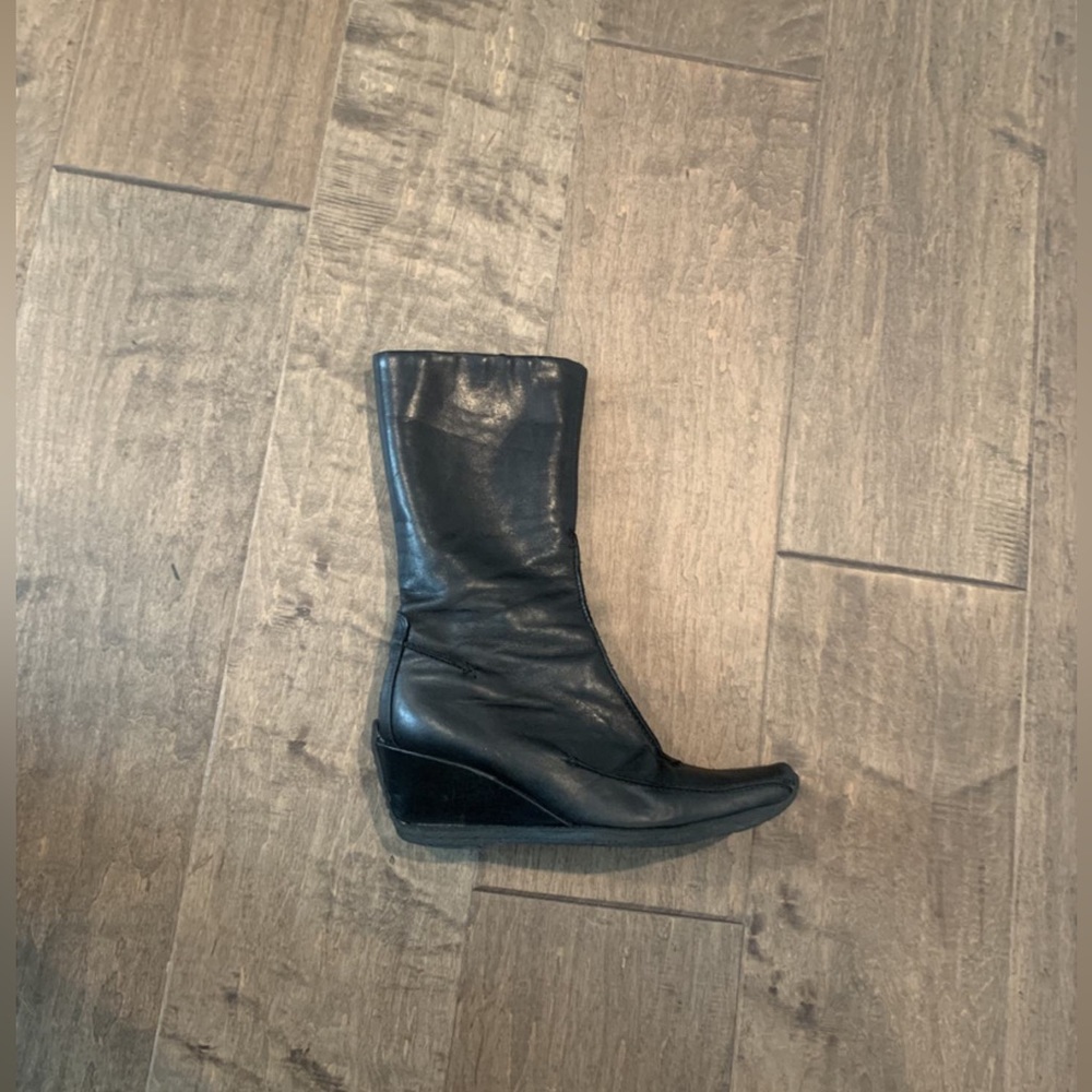 Women Pegabo leather boots with side zipper.